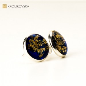 Srebrne kolczyki wkrętki z niebieskim oczkiem.