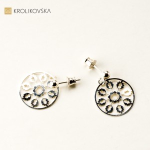 Kolczyki srebrne wkrętki z łowickim wzorem.