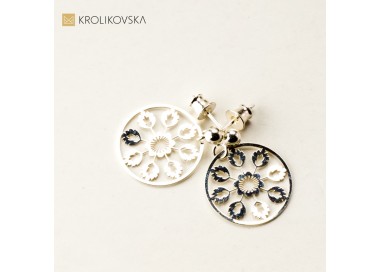 Kolczyki srebrne wkrętki z łowickim wzorem.