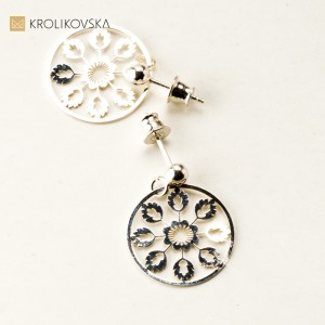 Kolczyki srebrne wkrętki z łowickim wzorem.