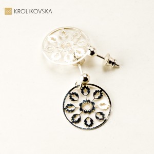 Kolczyki srebrne wkrętki z łowickim wzorem.