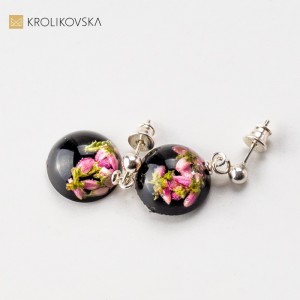 Kolczyki czarne wiszące z kwiatami.