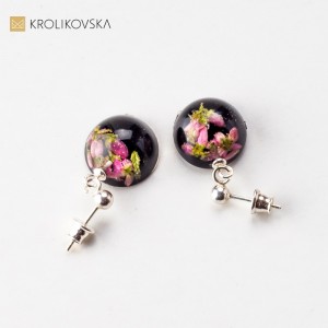 Kolczyki czarne wiszące z kwiatami.