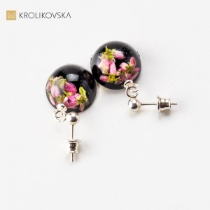 Kolczyki czarne wiszące z kwiatami.