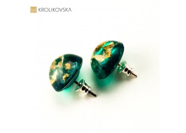 Kolczyki wkrętki z zielonym oczkiem.