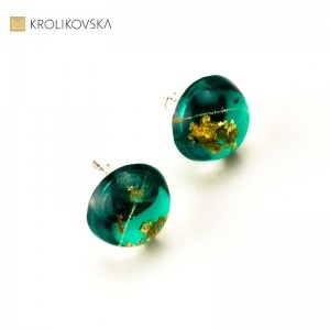 Kolczyki wkrętki z zielonym oczkiem.
