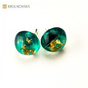 Kolczyki wkrętki z zielonym oczkiem.