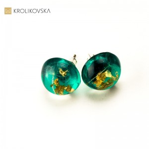 Kolczyki wkrętki z zielonym oczkiem.