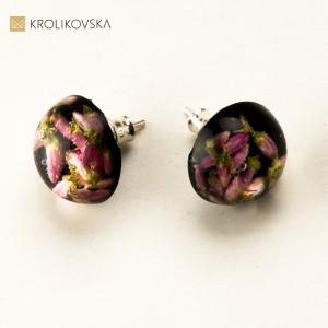 Kolczyki wkrętki z czarnym oczkiem.