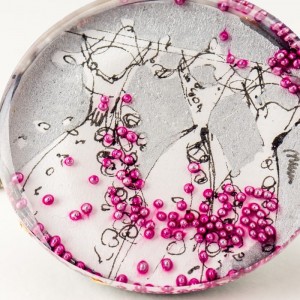 Naszyjnik srebrny malowany ręcznie, srebrna sukienka z różowymi koralikami.