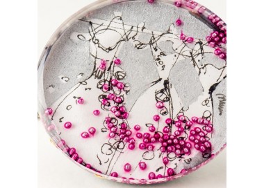 Naszyjnik srebrny malowany ręcznie, srebrna sukienka z różowymi koralikami.