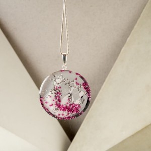 Naszyjnik srebrny malowany ręcznie, srebrna sukienka z różowymi koralikami.5