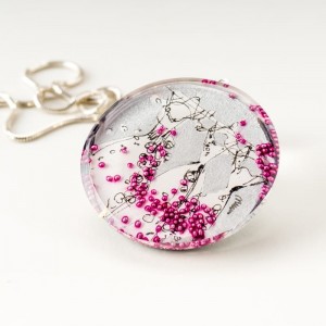 Naszyjnik srebrny malowany ręcznie, srebrna sukienka z różowymi koralikami.4