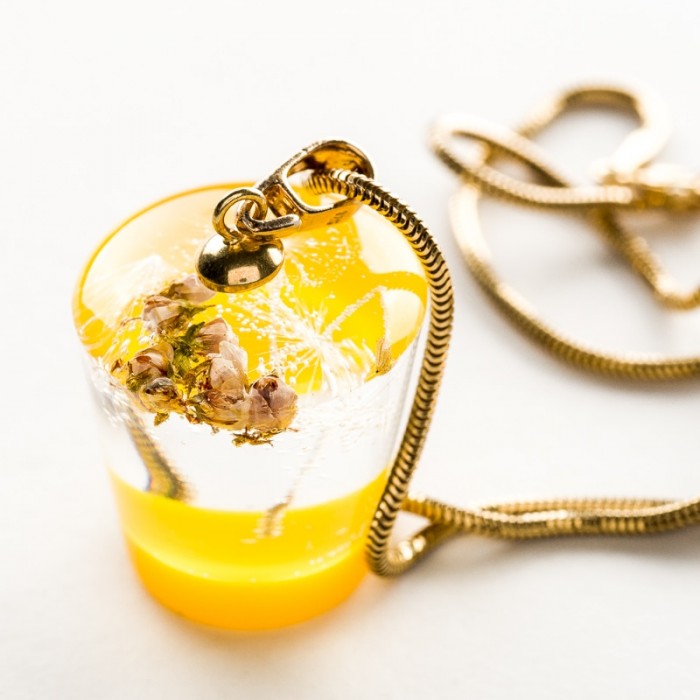 Ręcznie wykonany naszyjnik w korze żółtym.