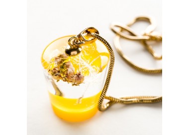 Ręcznie wykonany naszyjnik w korze żółtym.