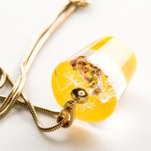 Ręcznie wykonany naszyjnik w korze żółtym.