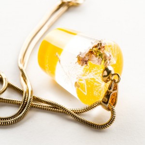 Ręcznie wykonany naszyjnik w korze żółtym.