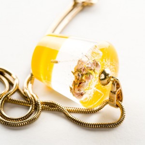 Ręcznie wykonany naszyjnik w korze żółtym.