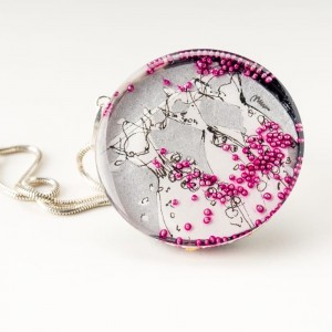 Naszyjnik srebrny malowany ręcznie, srebrna sukienka z różowymi koralikami.7