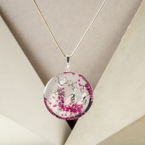 Naszyjnik srebrny malowany ręcznie, srebrna sukienka z różowymi koralikami.9