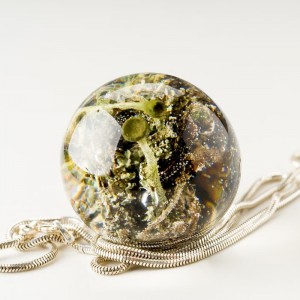 Naszyjnik srebrny zielony z leśnym światem w biżuterii.