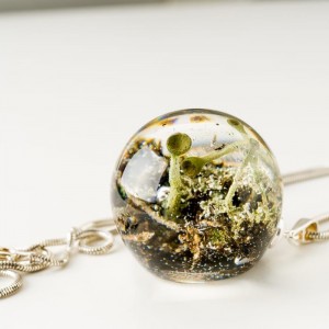 Naszyjnik srebrny zielony z leśnym światem w biżuterii.