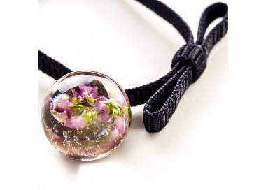 Bransoletka damska z kwiatami w zawieszce.