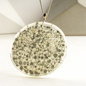 Unikalne i niepowtarzalny naszyjnik z grafiką.