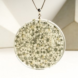 Unikalne i niepowtarzalny naszyjnik z grafiką.