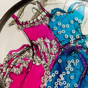 Unikatowe rękodzieło w naszyjniku z grafiką.