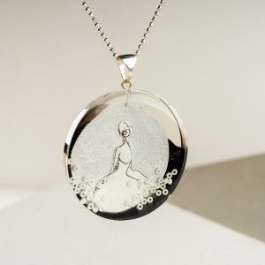 Nowoczesna biżuteria artystyczna, srebrna kobieta.