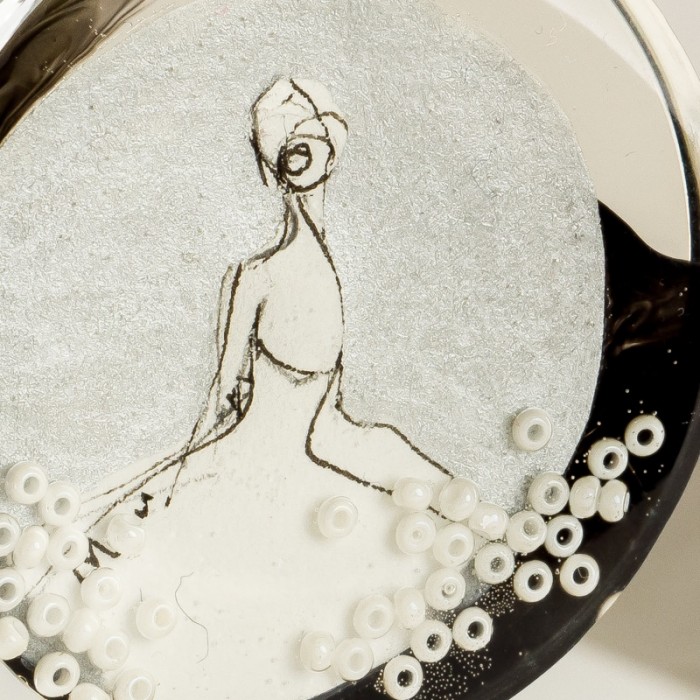 Nowoczesna biżuteria artystyczna, srebrna kobieta.