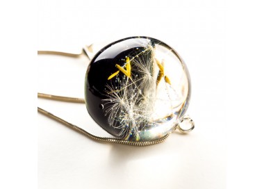 Czarna awangardowa nowoczesna biżuteria.