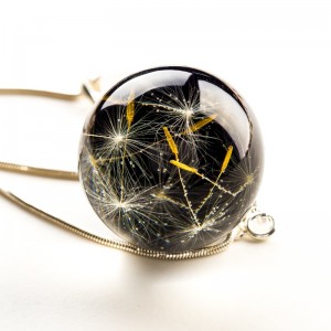 Czarna awangardowa nowoczesna biżuteria.