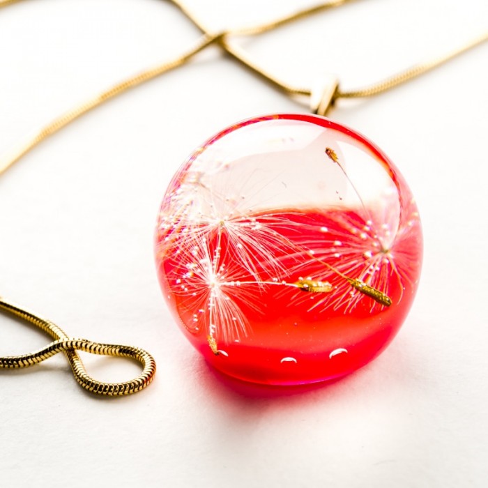 Awangarda nowoczesna biżuteria z dmuchawcem.