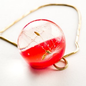 Awangarda nowoczesna biżuteria z dmuchawcem.