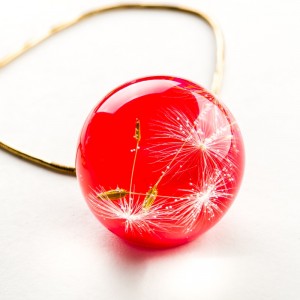 Awangarda nowoczesna biżuteria z dmuchawcem.