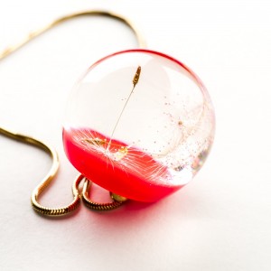 Awangarda nowoczesna biżuteria z dmuchawcem.