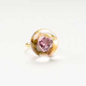 Artystyczny pierścionek pozłacany z różową cyrkonią w kształcie serca