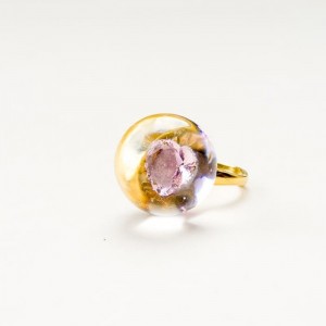 Artystyczny pierścionek pozłacany z różową cyrkonią w kształcie serca