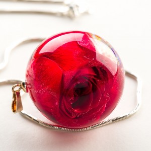 Biżuteria z czerwoną różą, polska projektantka.
