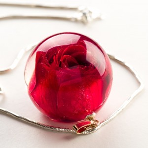 Biżuteria z czerwoną różą, polska projektantka.