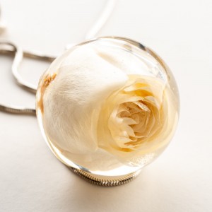 Biżuteria z białą różą, polska projektantka.