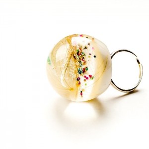 Srebrny pierścionek z dużym oczkiem z dmuchawcem.