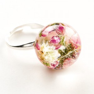 Artystyczny pierścionek  z różowym wrzosem, mchem i dmuchawcem