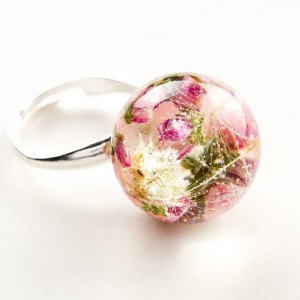 Artystyczny pierścionek  z różowym wrzosem, mchem i dmuchawcem