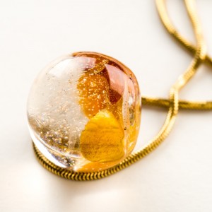 Pozłacany naszyjnik damski  z bursztynem, Polska biżuteria.