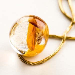 Pozłacany naszyjnik damski  z bursztynem, Polska biżuteria.