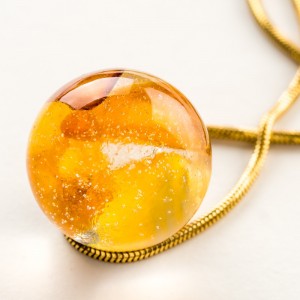 Pozłacany naszyjnik damski  z bursztynem, Polska biżuteria.