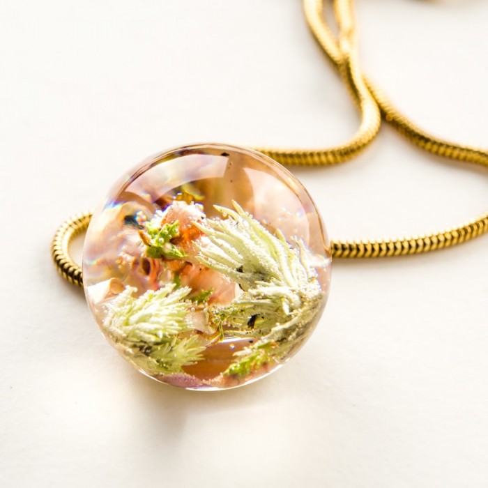 Naszyjnik pozłacany z żywicy z wrzosem i mchem